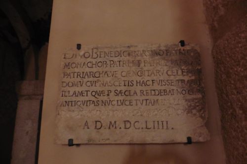 Plaque faisant mémoire de saint Benoit. église de Norcia.JPG