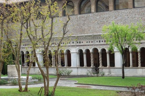 Cloitre Basilique saint Jean de Latran.JPG