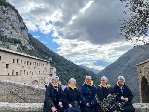 Soeurs devant le monastère du Sacro Speco.jpg