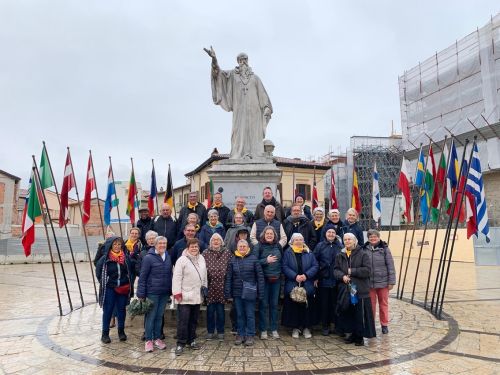 Groupe devant la statue de saint Benoit à Norcia.jpg